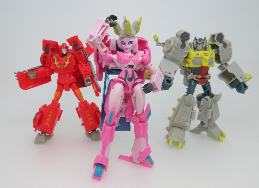 Takara Cyberverse Action Masters Arcee & Grimlock Scene Images  (3 of 3)